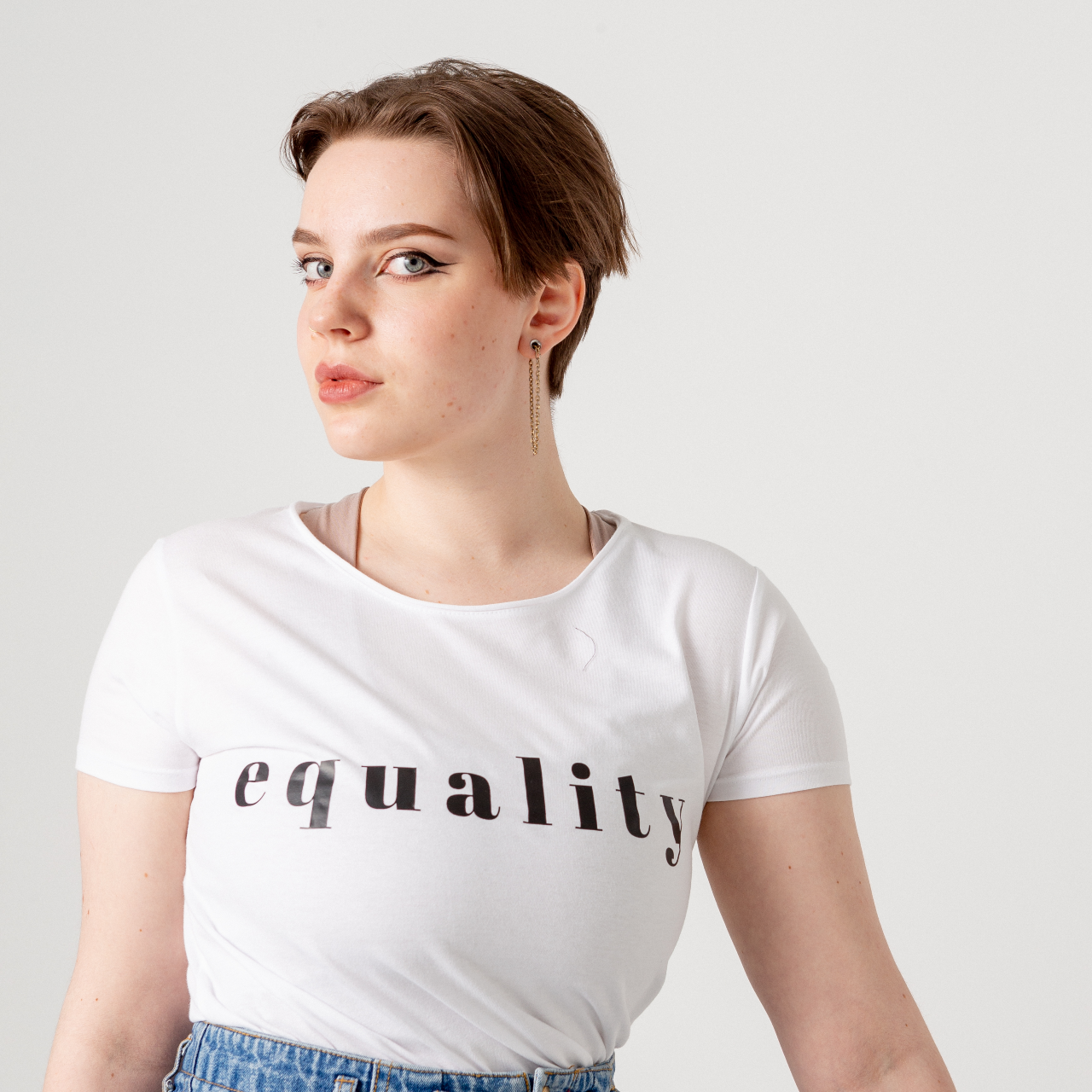 T-shirt Equality, modell med vit t-shirt framför vit vägg