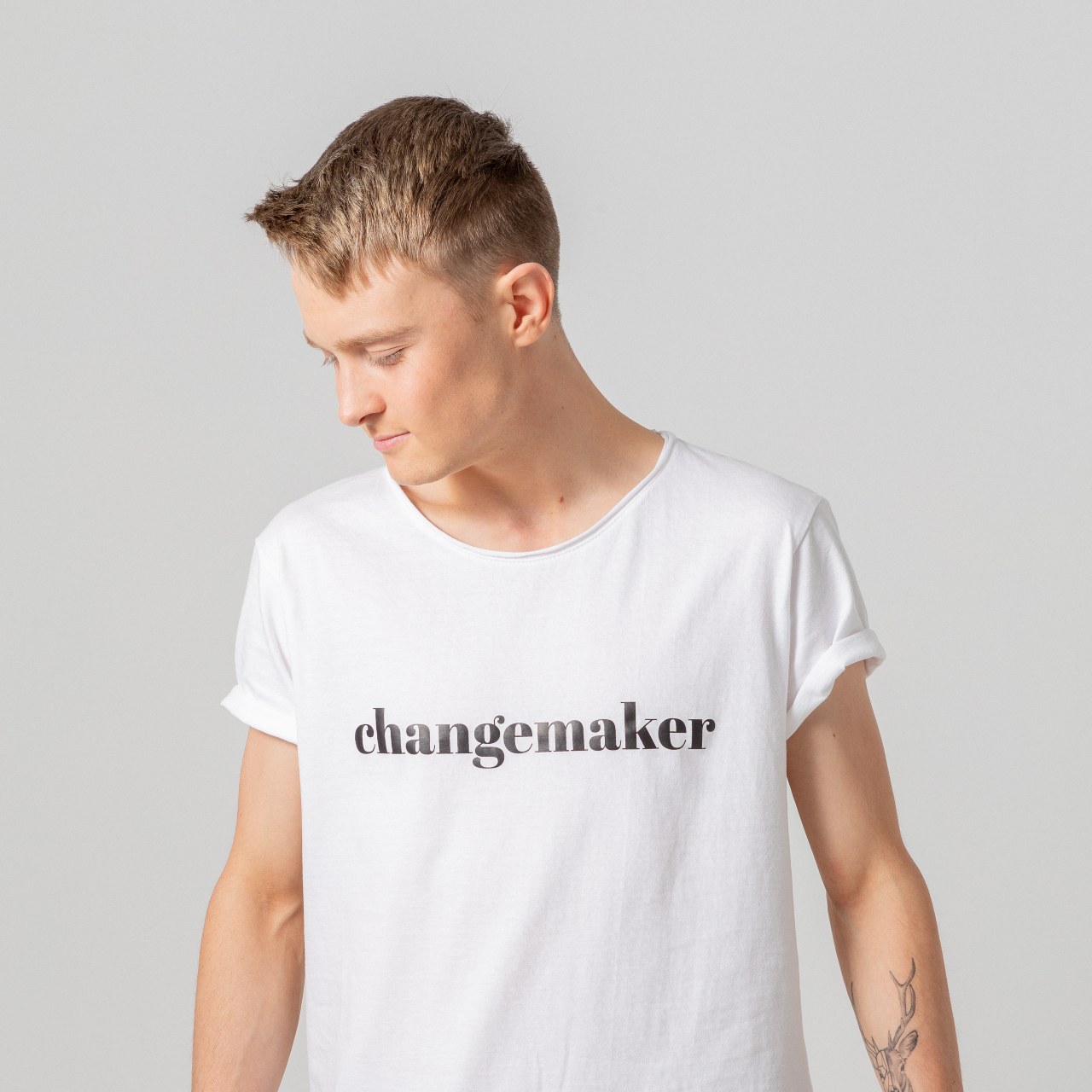 T-shirt Changemaker. Manlig modell i vit t-shirt 
