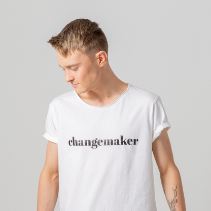 T-shirt Changemaker. Manlig modell i vit t-shirt 