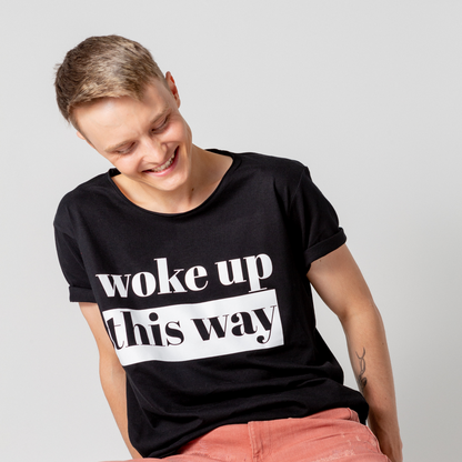 T-shirt Woke up this Way modell mot vit bakgrund