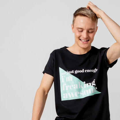 T-shirt Freaking Awesome, model framför vit bakgrund