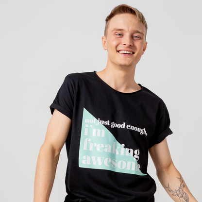 T-shirt Freaking Awesome, model framför vit bakgrund