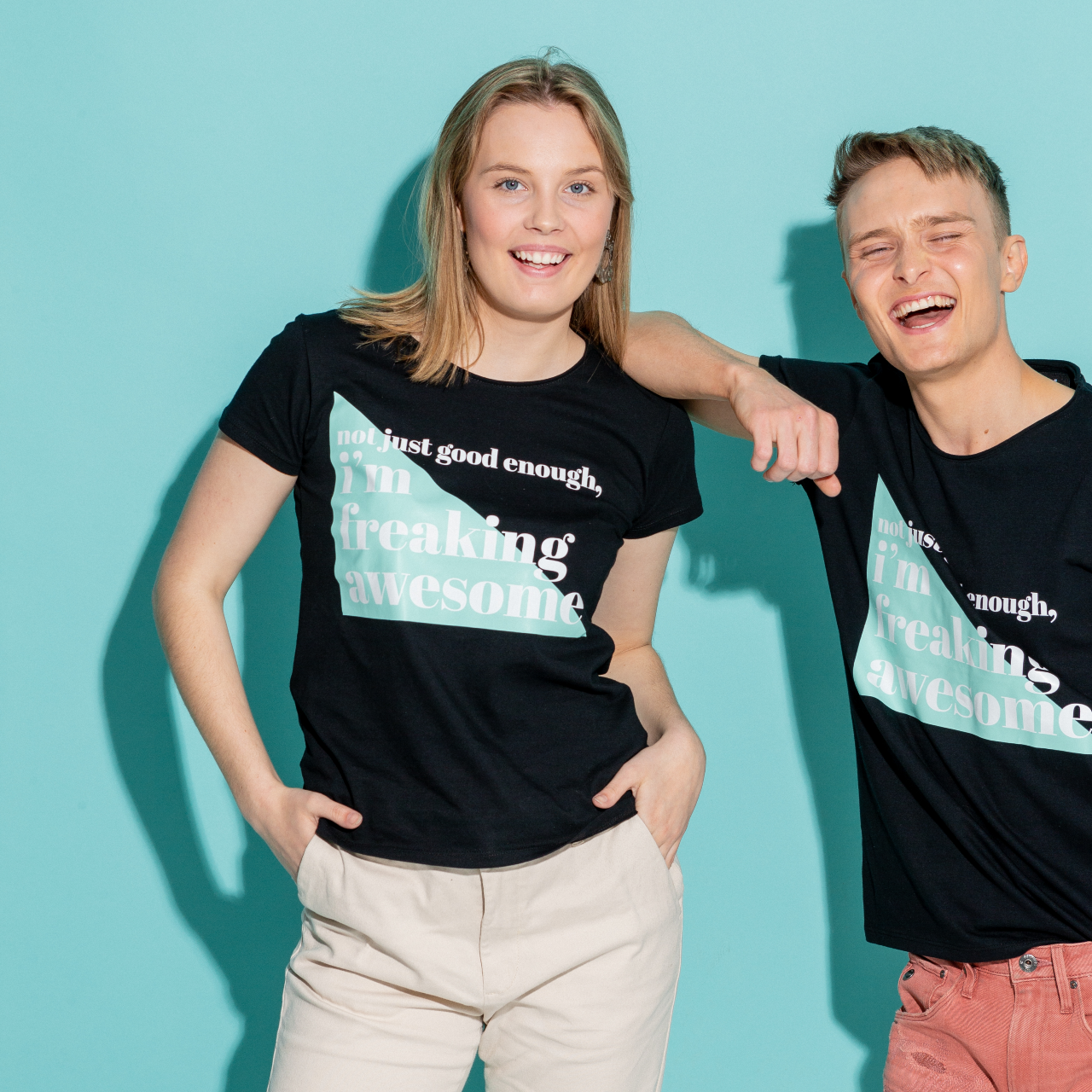 T-shirt Freaking Awesome två modeller framför en turkos vägg