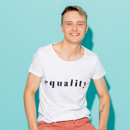 T-shirt Equality, modell med vit t-shirt framför turkos vägg