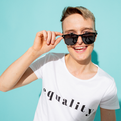 T-shirt Equality, modell med vit t-shirt framför turkos vägg