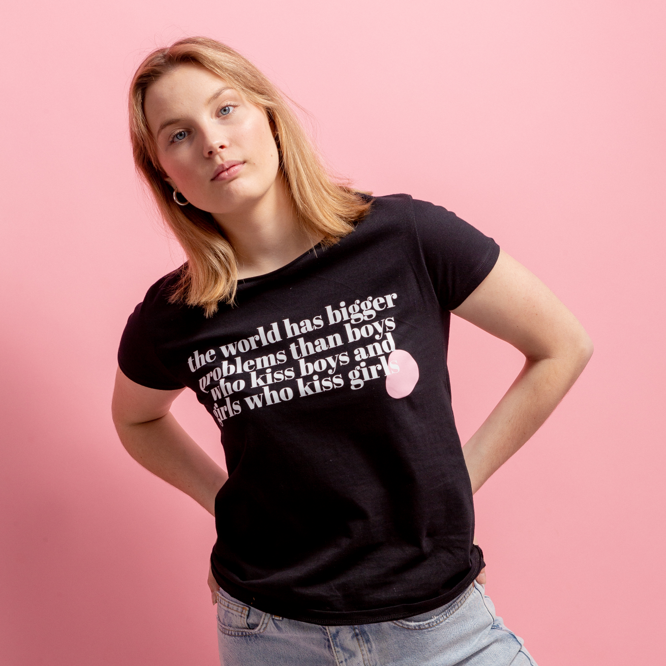 T-shirt The World has Bigger Problems, modell mot rosa vägg