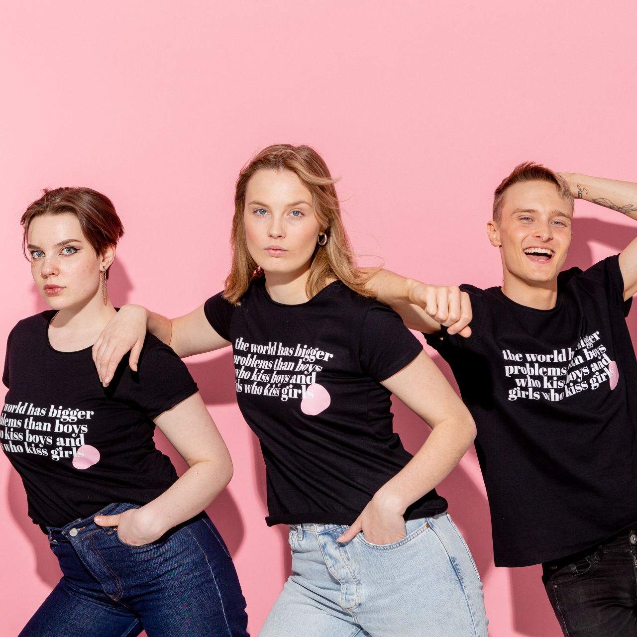 T-shirt The World has Bigger Problems, tre modeller mot rosa vägg