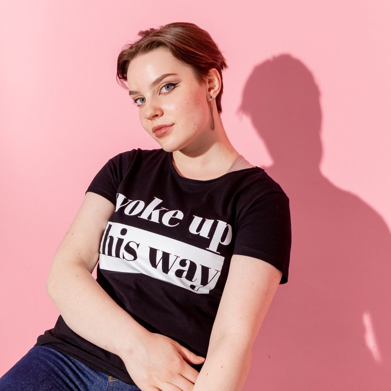 T-shirt Woke up this Way, modell mot rosa bakgrund