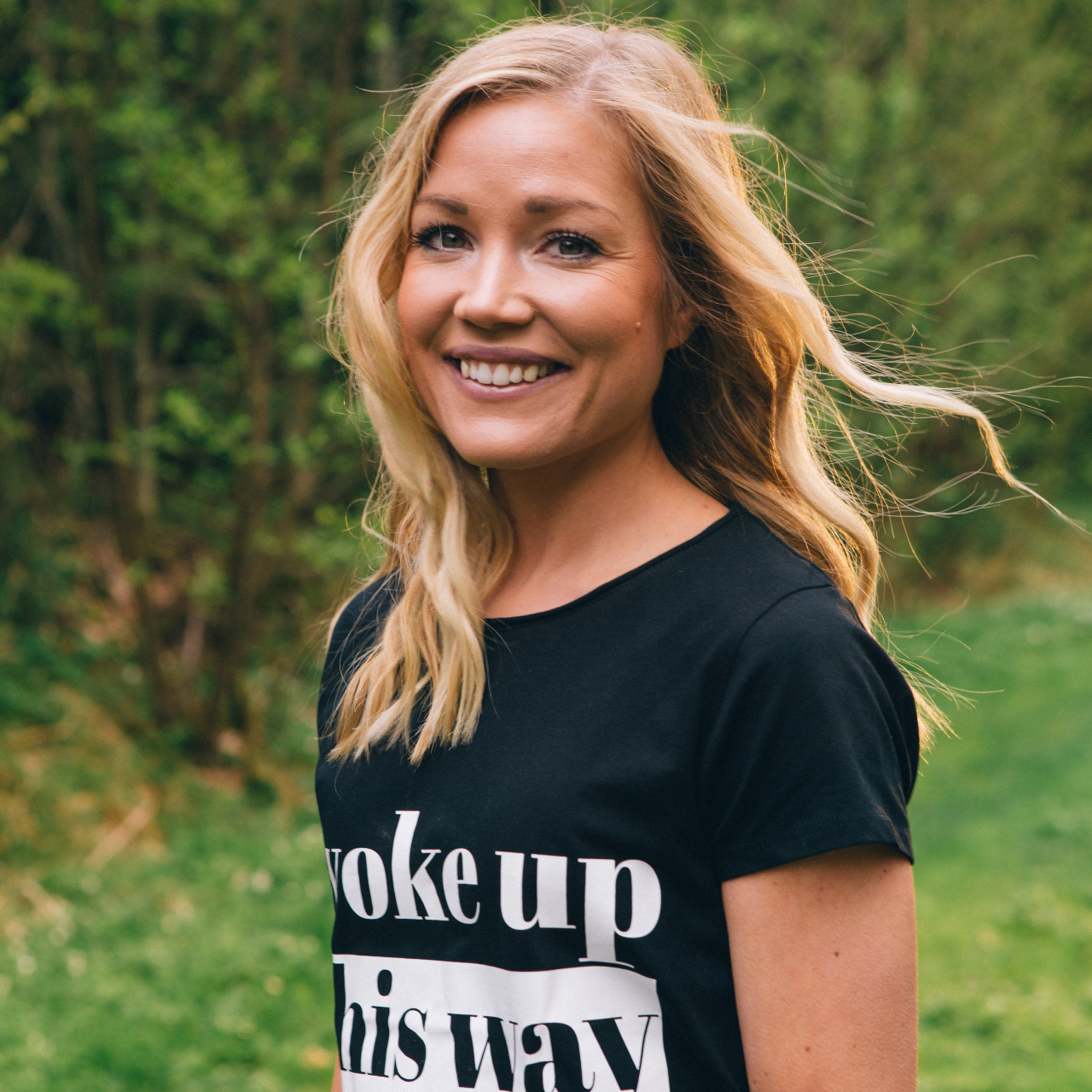 T-shirt Woke up this Way modell med skog i bakgrunden.