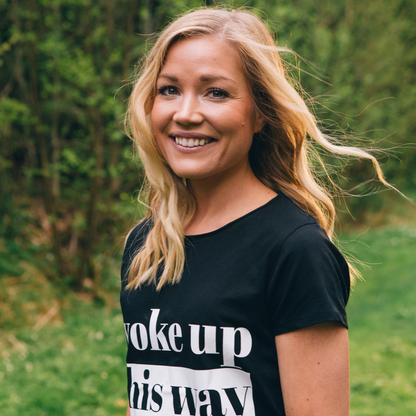 T-shirt Woke up this Way modell med skog i bakgrunden.