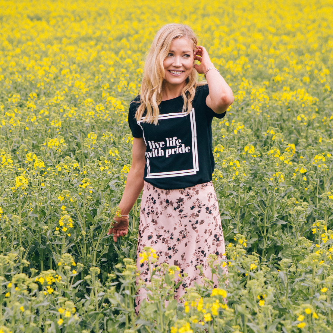 T-shirt Live Life, modell i rapsfält.