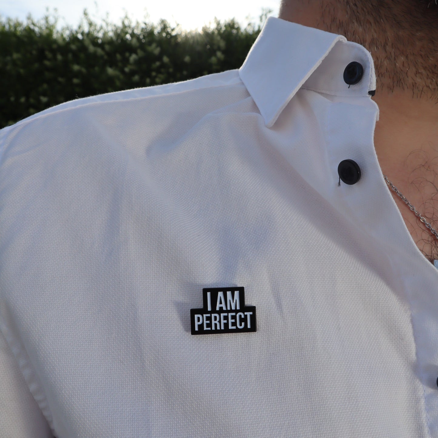 Pin  I am Perfect på vit skjorta
