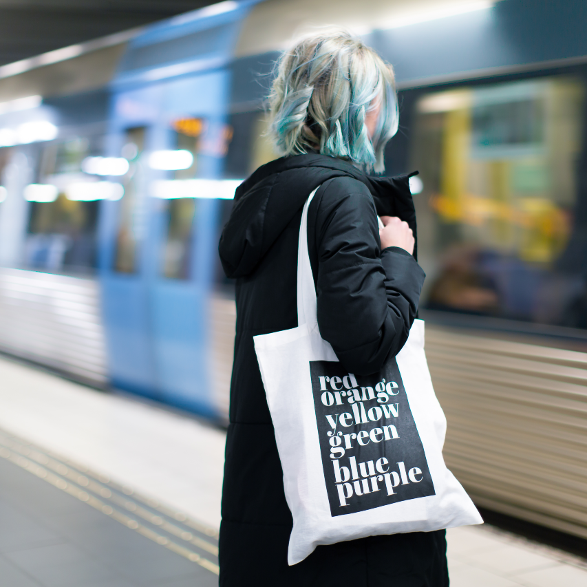 Tygkasse Rainbow, bärs på axeln av modell i tunnelbanan